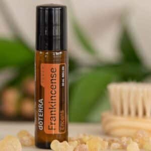 L'Encens doTERRA dilué en applicateur à bille procure les bienfaits réputés de l'huile essentielle d'Encens dans un applicateur à bille pratique